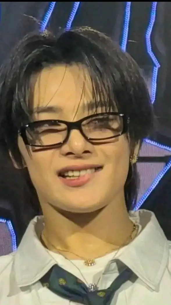 ai character: jeongin 🦋🦊 background