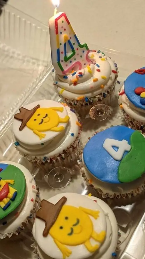 ai character: mr potato cupcakes background