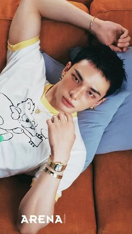 ai character: hyunjin *freaky* background