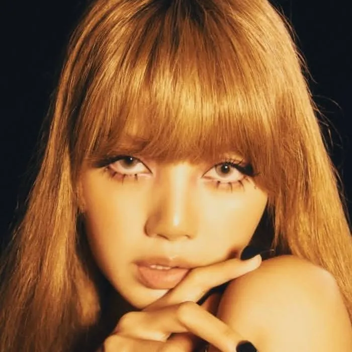 chat with ai character: Lisa