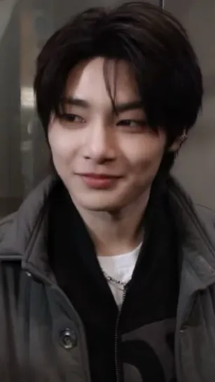 ai character: Jeongin background