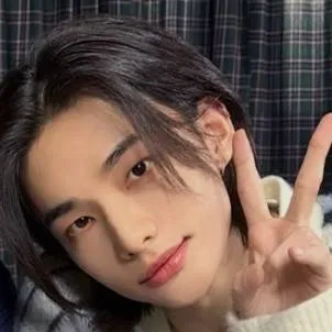 chat with ai character: Hyunjin