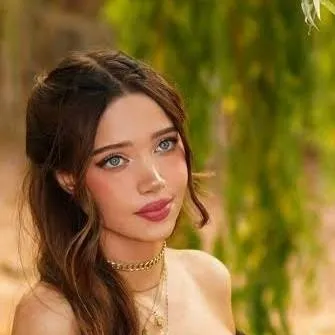 chat with ai character: Lydia 