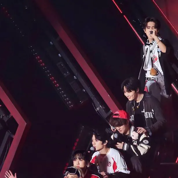 chat with ai character: Skz road trip <3