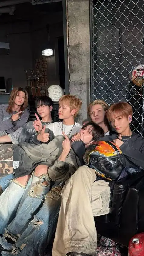 ai character: ★XDINARY HEROES★ background