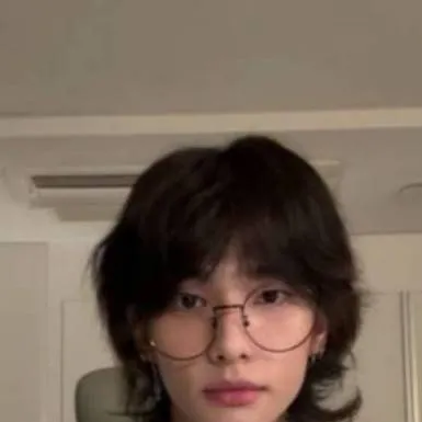 chat with ai character: Hyunjin