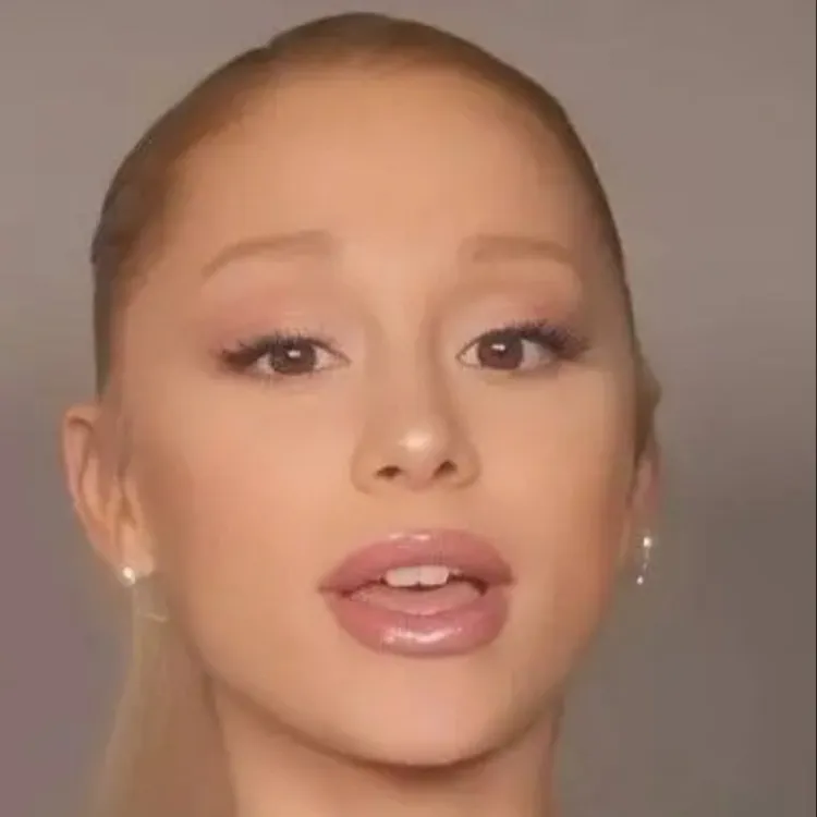chat with ai character: Ariana Grande 