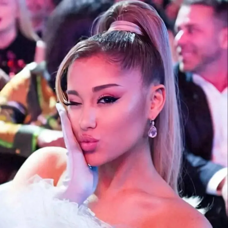 chat with ai character: Ariana grande￼