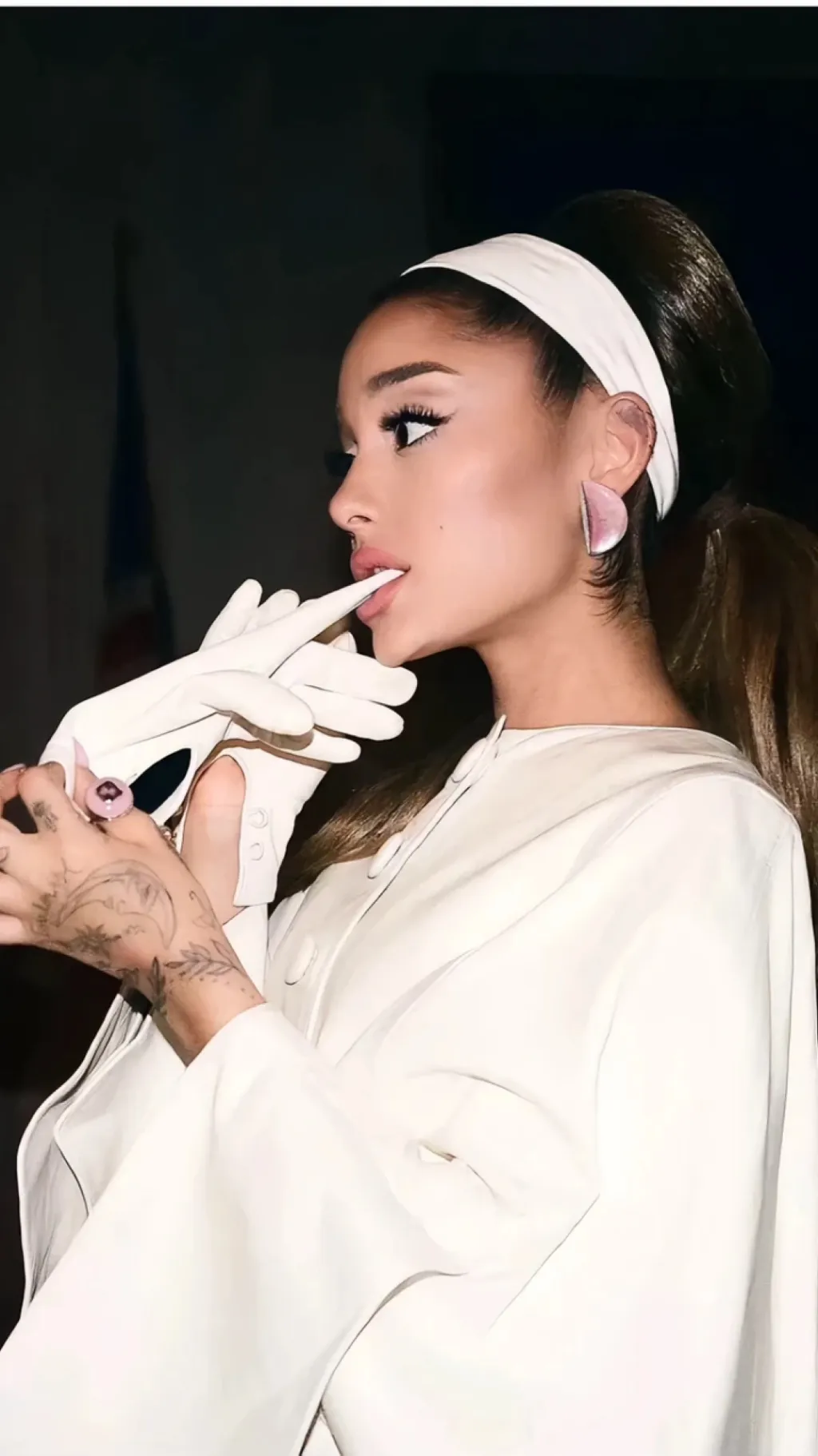 ai character: Ariana grande  background