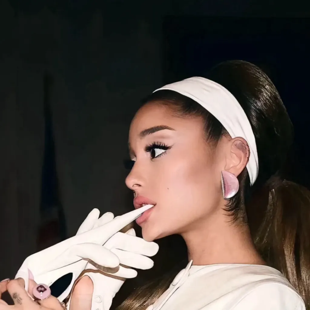 chat with ai character: Ariana grande 