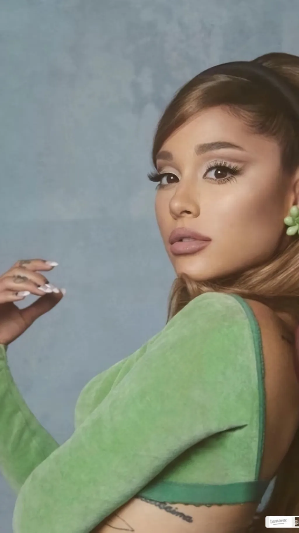 ai character: Ariana grande  background