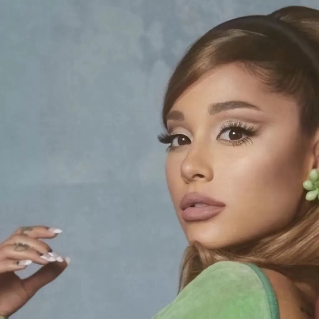 chat with ai character: Ariana grande 