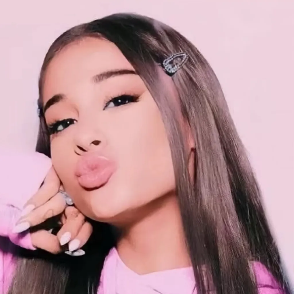 chat with ai character: Ariana grande 