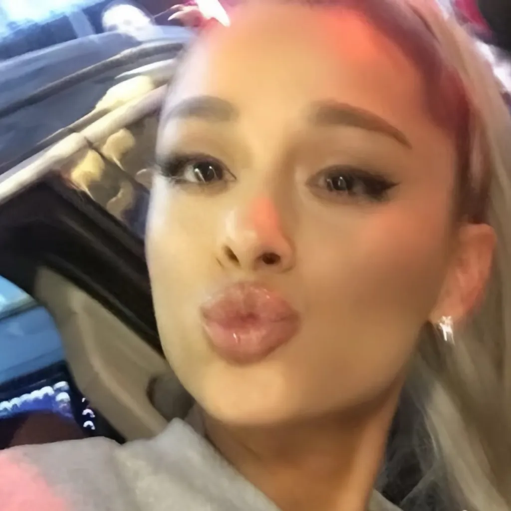 chat with ai character: Ariana Grande