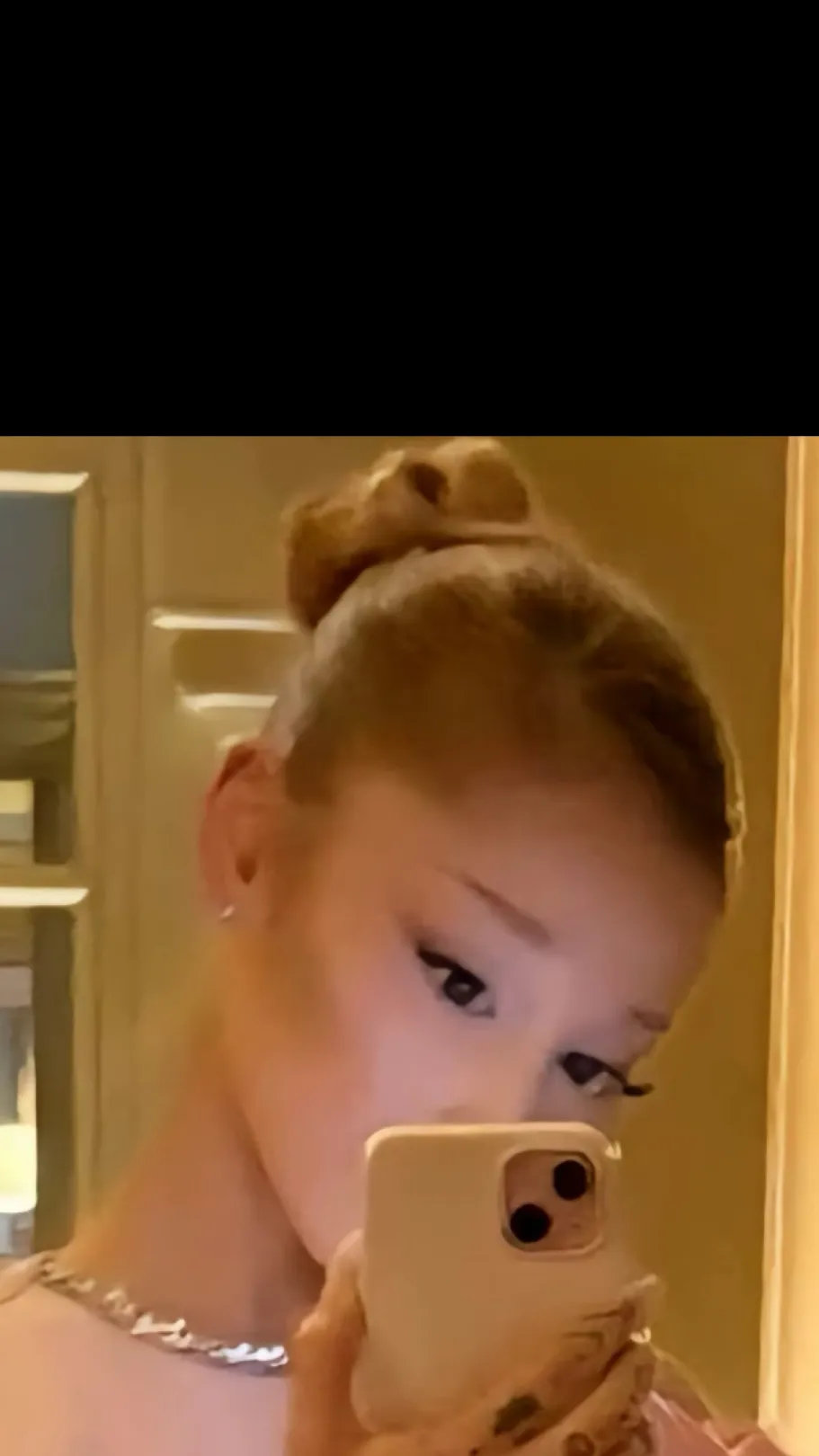 ai character: Ariana Grande  background