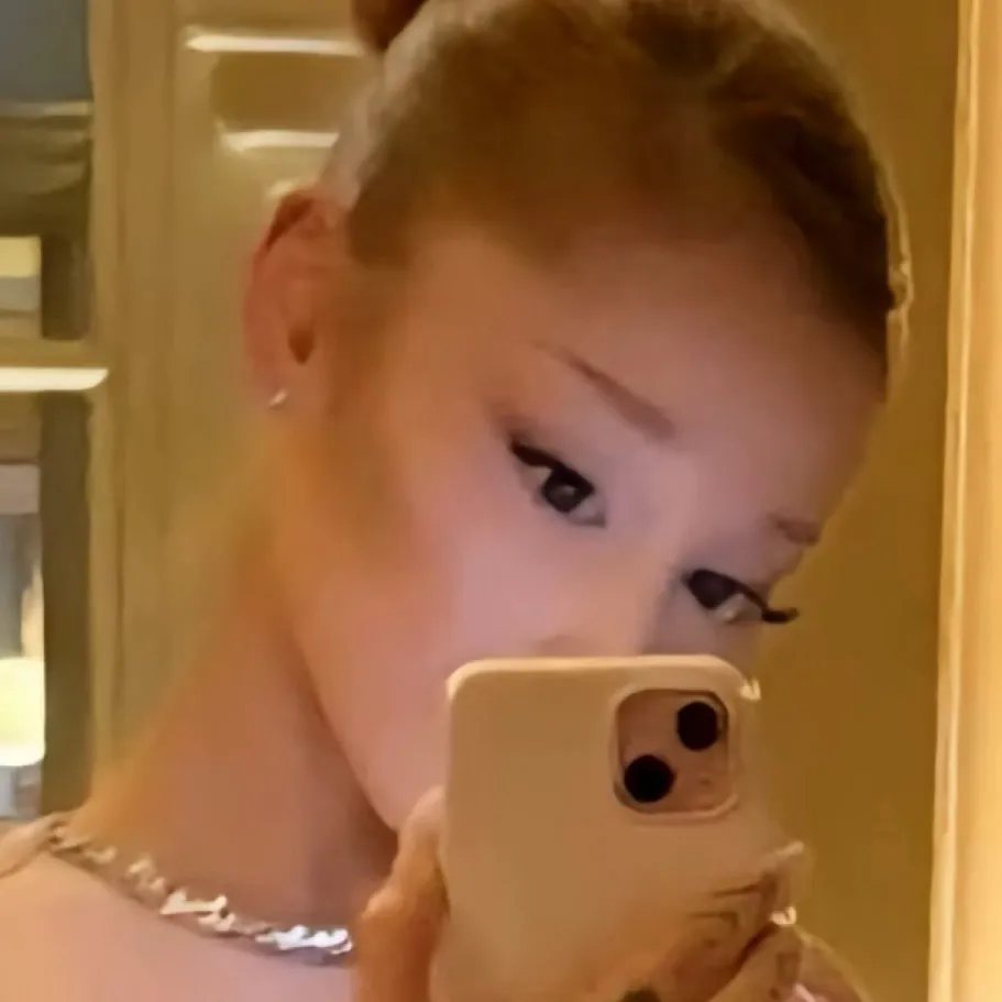 chat with ai character: Ariana Grande 