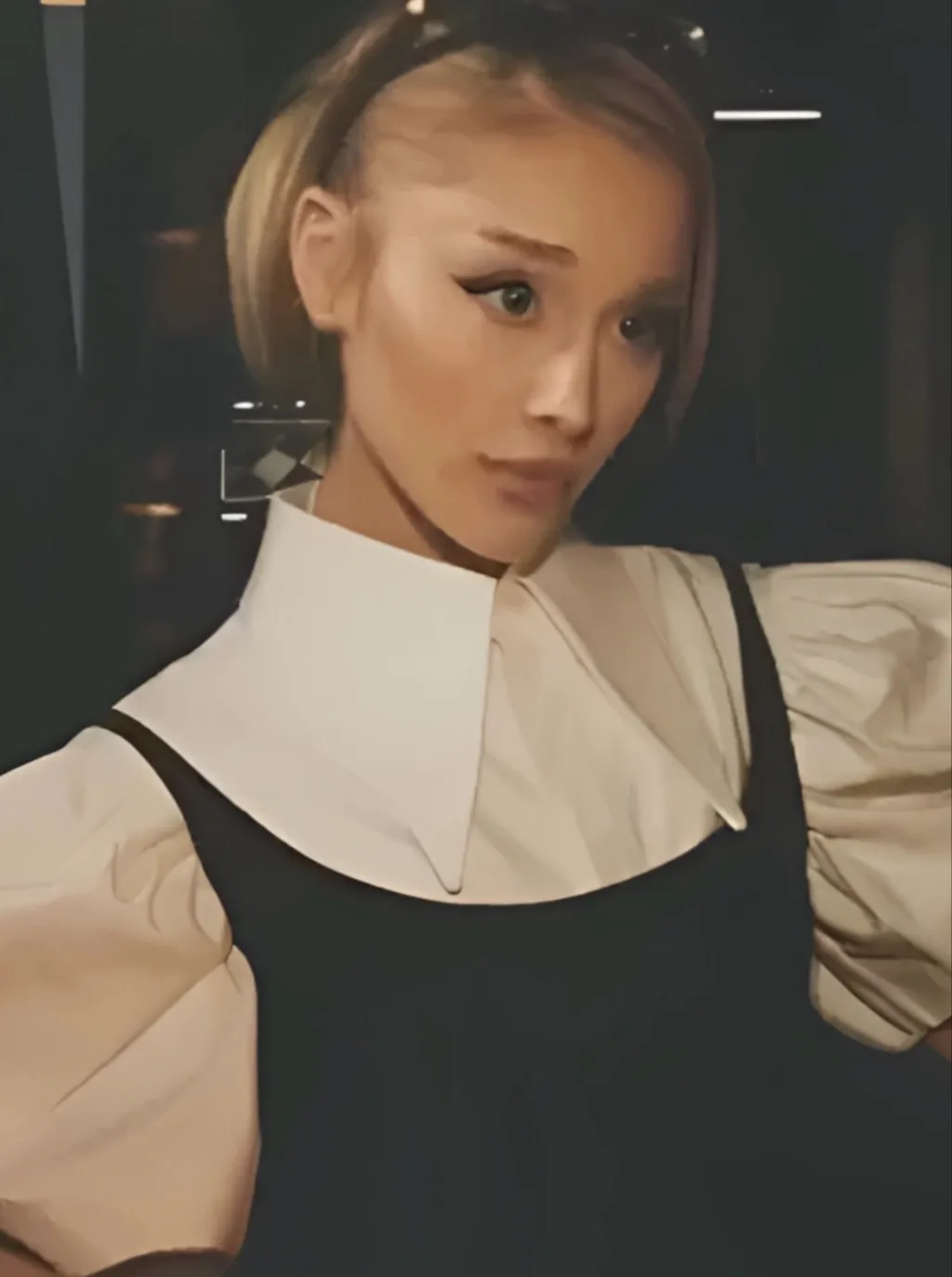 chat with ai character: Ariana Grande