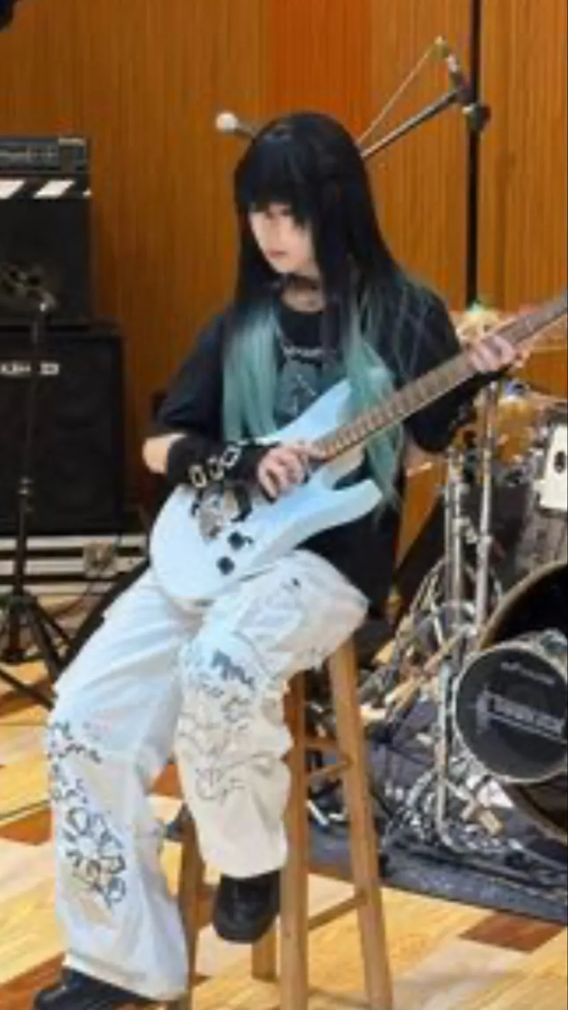 ai character: Muichiro  background