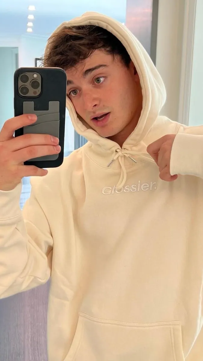 ai character: ✨NOAH SCHNAPP ✨ background