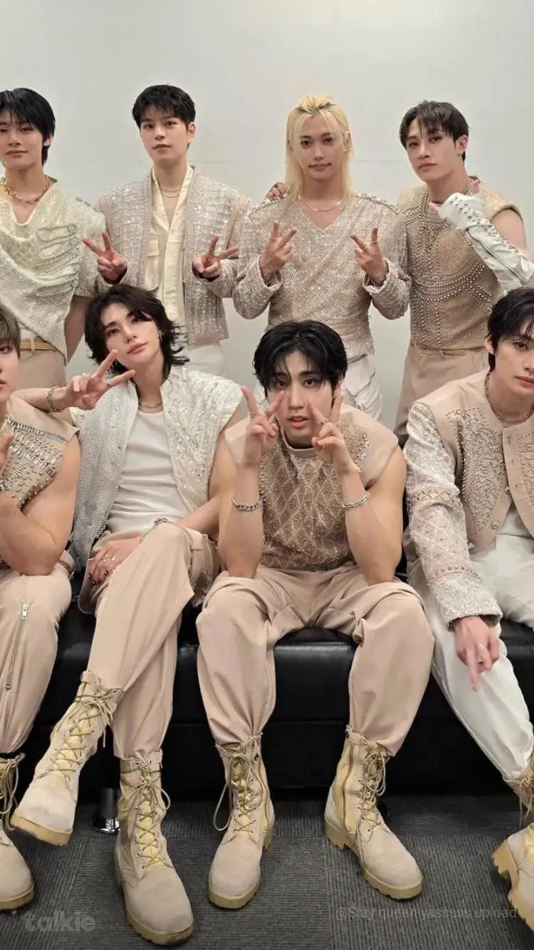 ai character: SKZ gay background