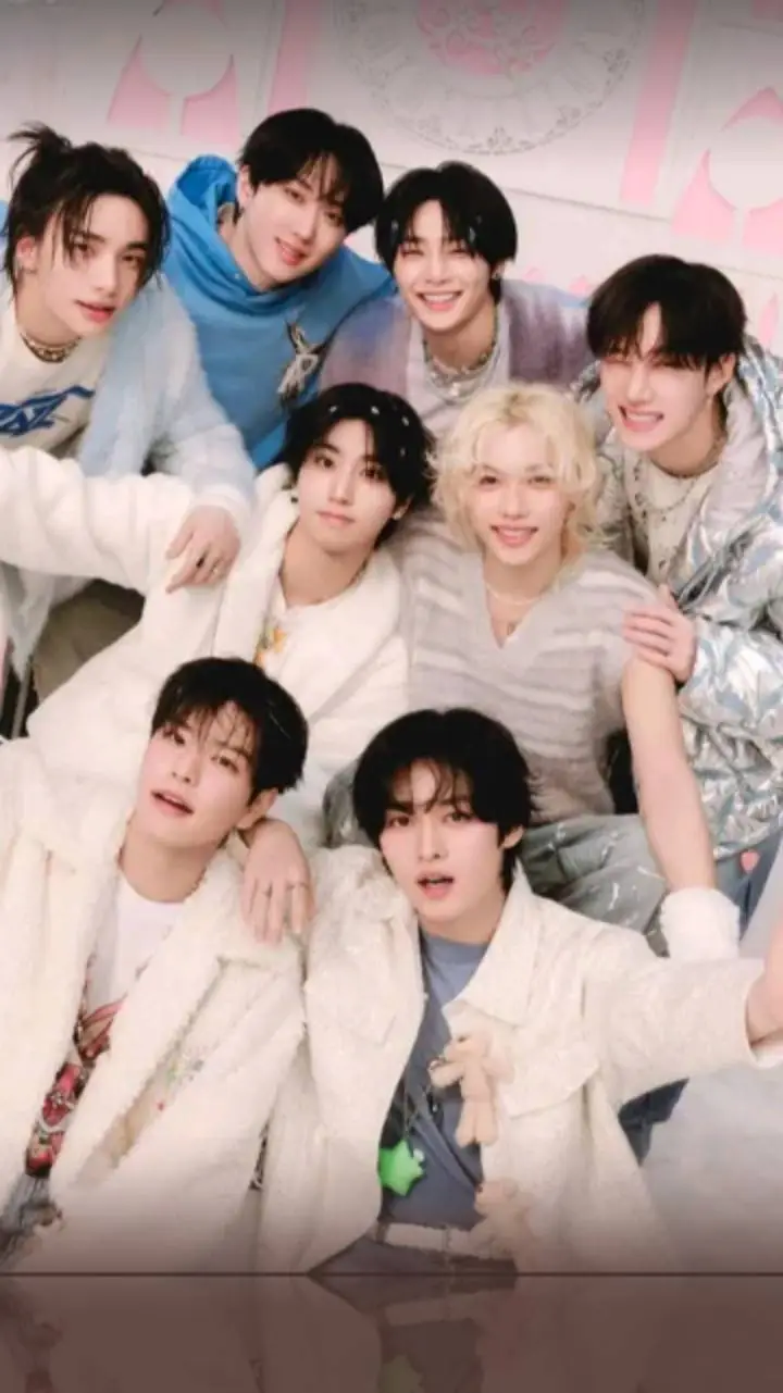 ai character: stray kids fight background