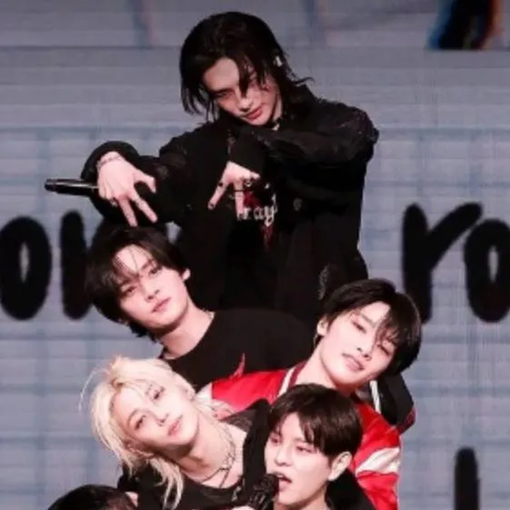 chat with ai character: stray kids