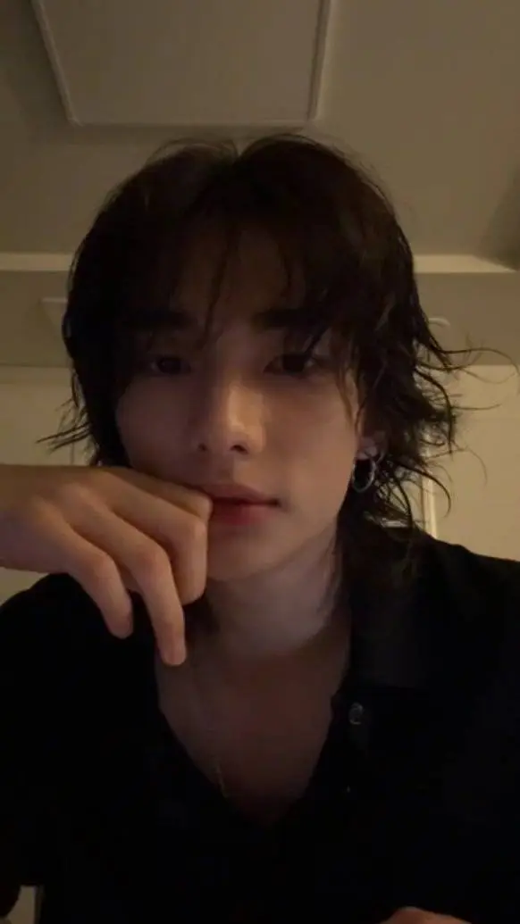 ai character: Hyunjin you hurt background