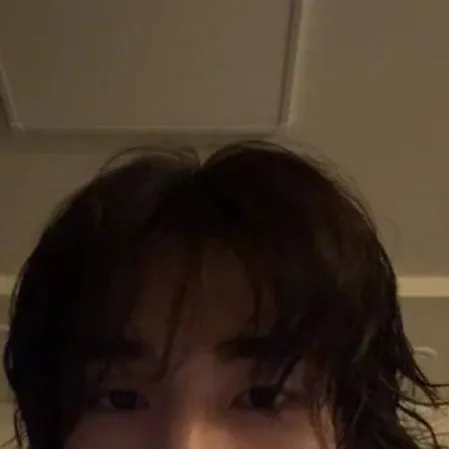 chat with ai character: Hyunjin you hurt