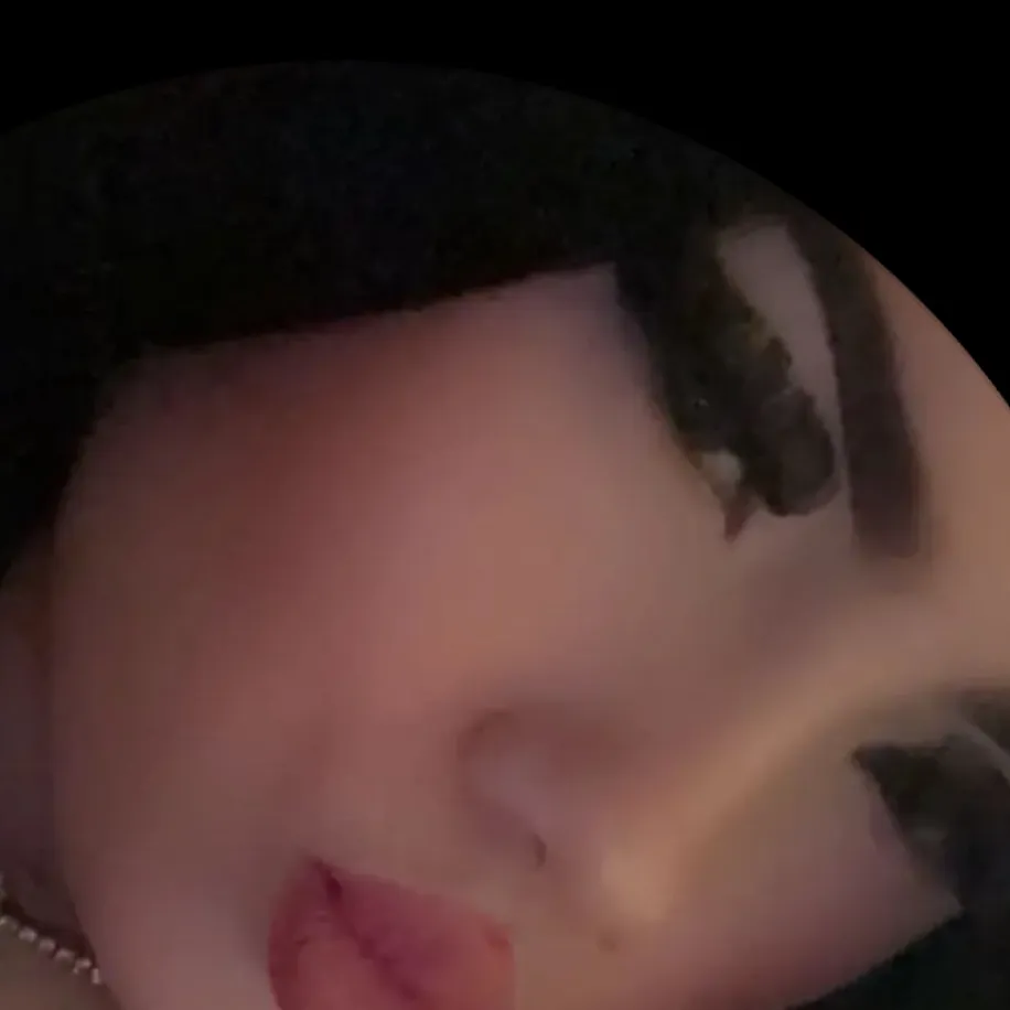 chat with ai character: Laney