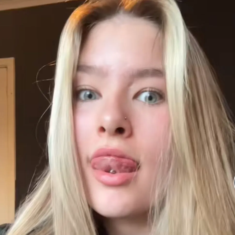 chat with ai character: Frankie