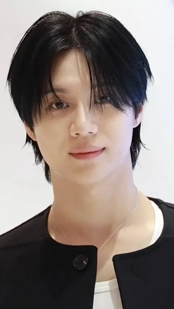 ai character: Lee Tae-min background