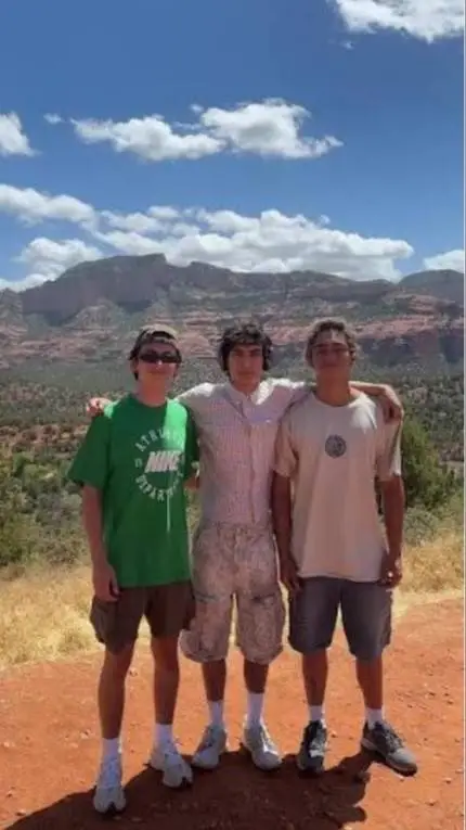 ai character: Tainor famille  background