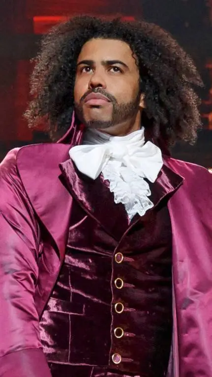 ai character: Hamilton talkieee background