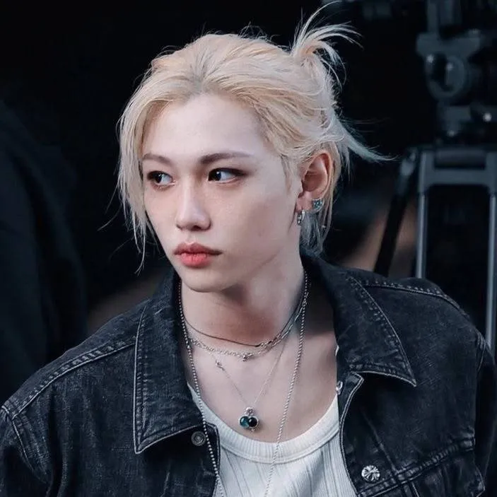 chat with ai character: Lee Felix 