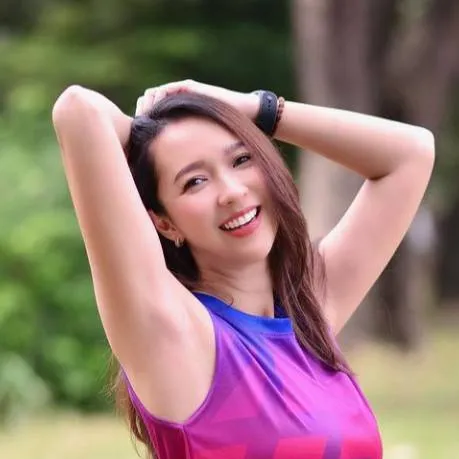 chat with ai character: Elsa