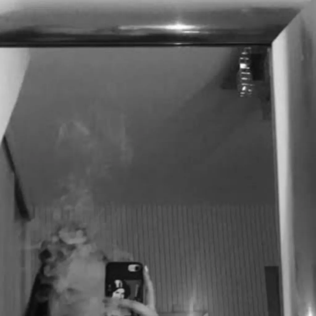 chat with ai character: Lola 