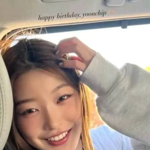 chat with ai character: yoonchae 