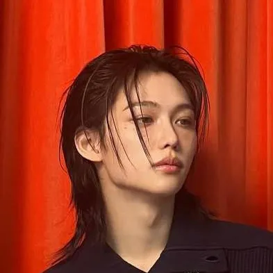 chat with ai character: Felix