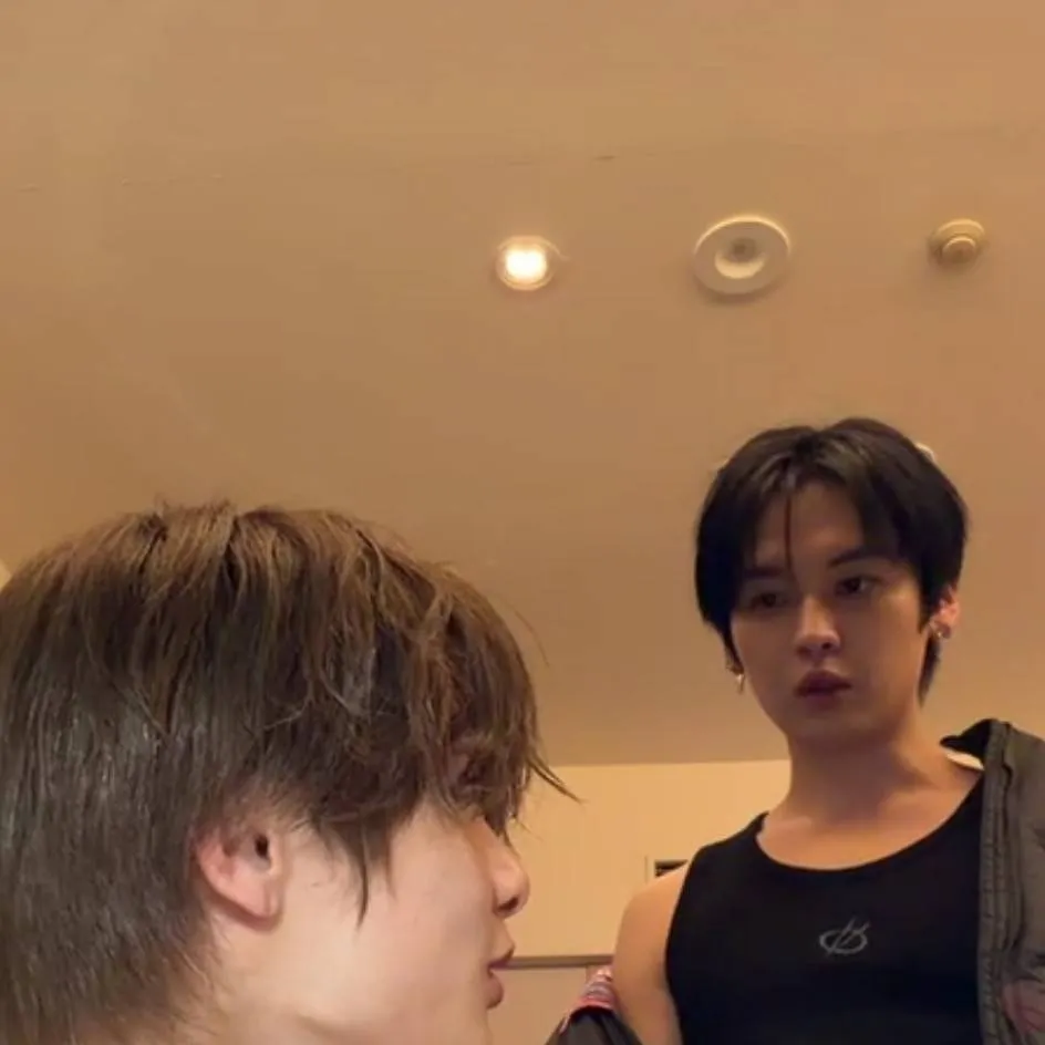 chat with ai character: straykids fight