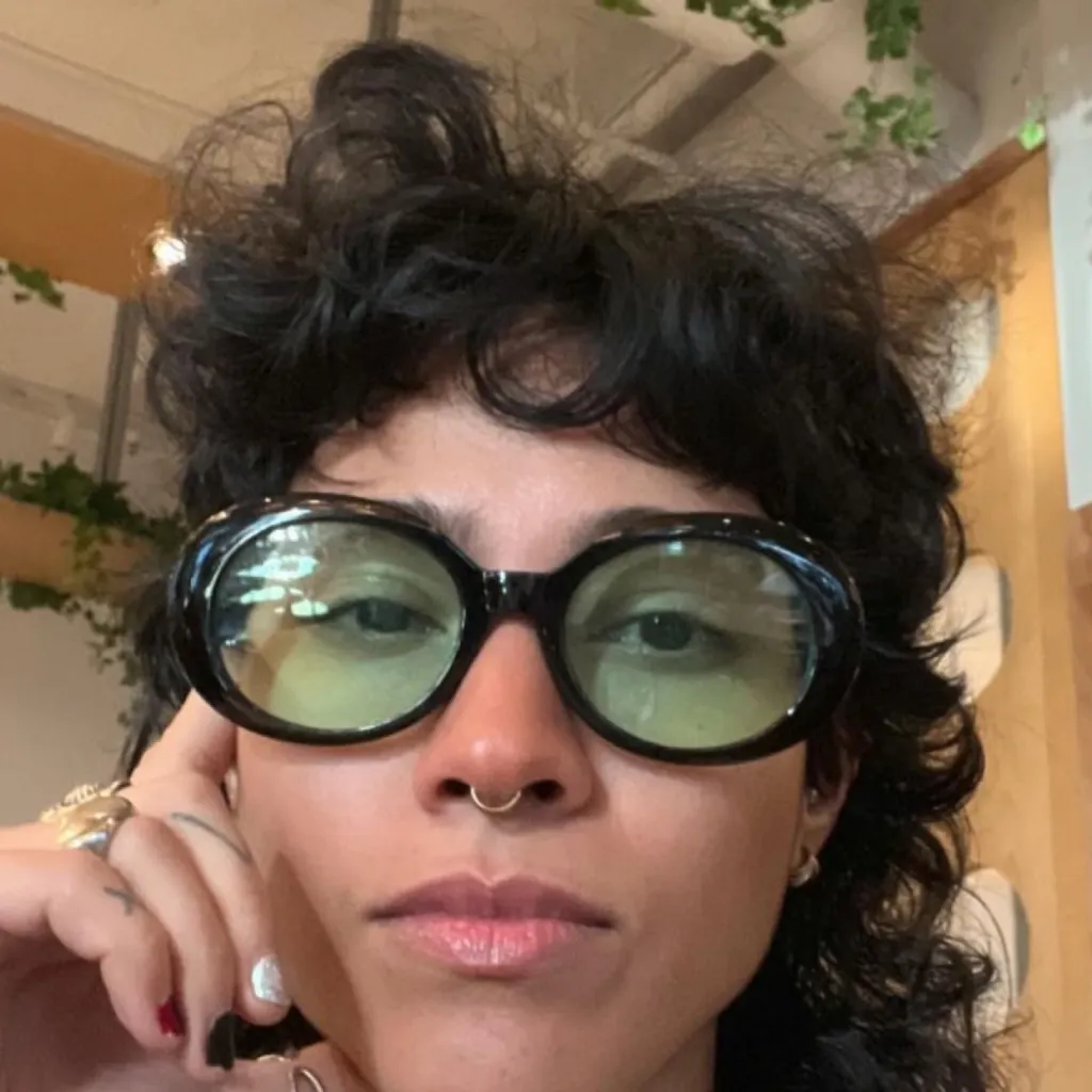 chat with ai character: Tina