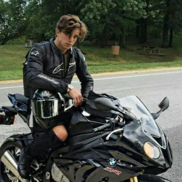 chat with ai character: Ashton 