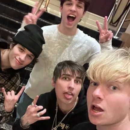 chat with ai character: group 