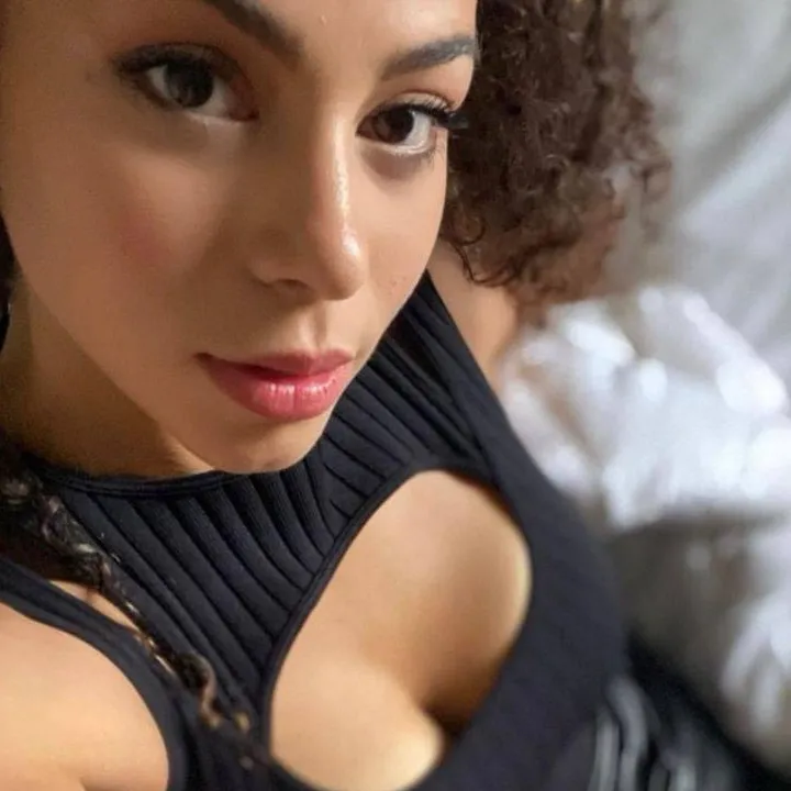 chat with ai character: Samantha Irvin