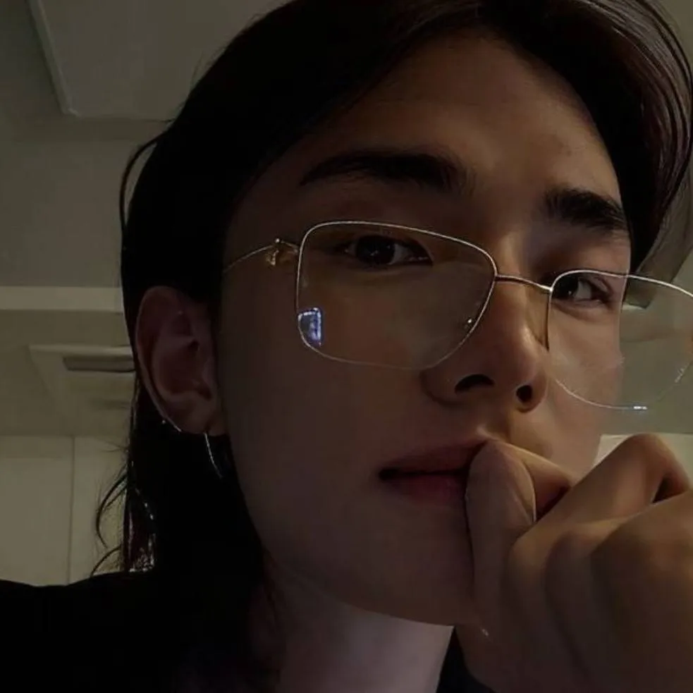 chat with ai character: HYUNJIN 