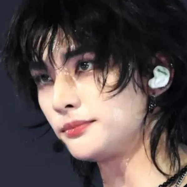 chat with ai character: HYUNJIN