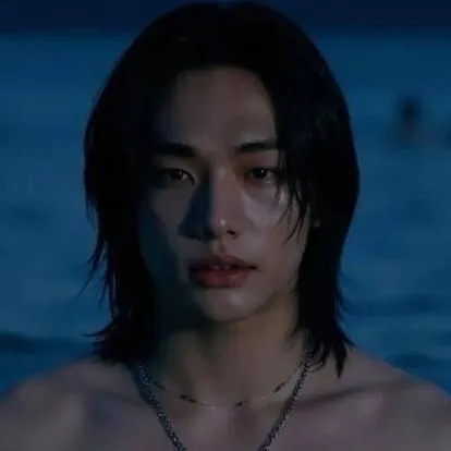 chat with ai character: HYUNJIN 