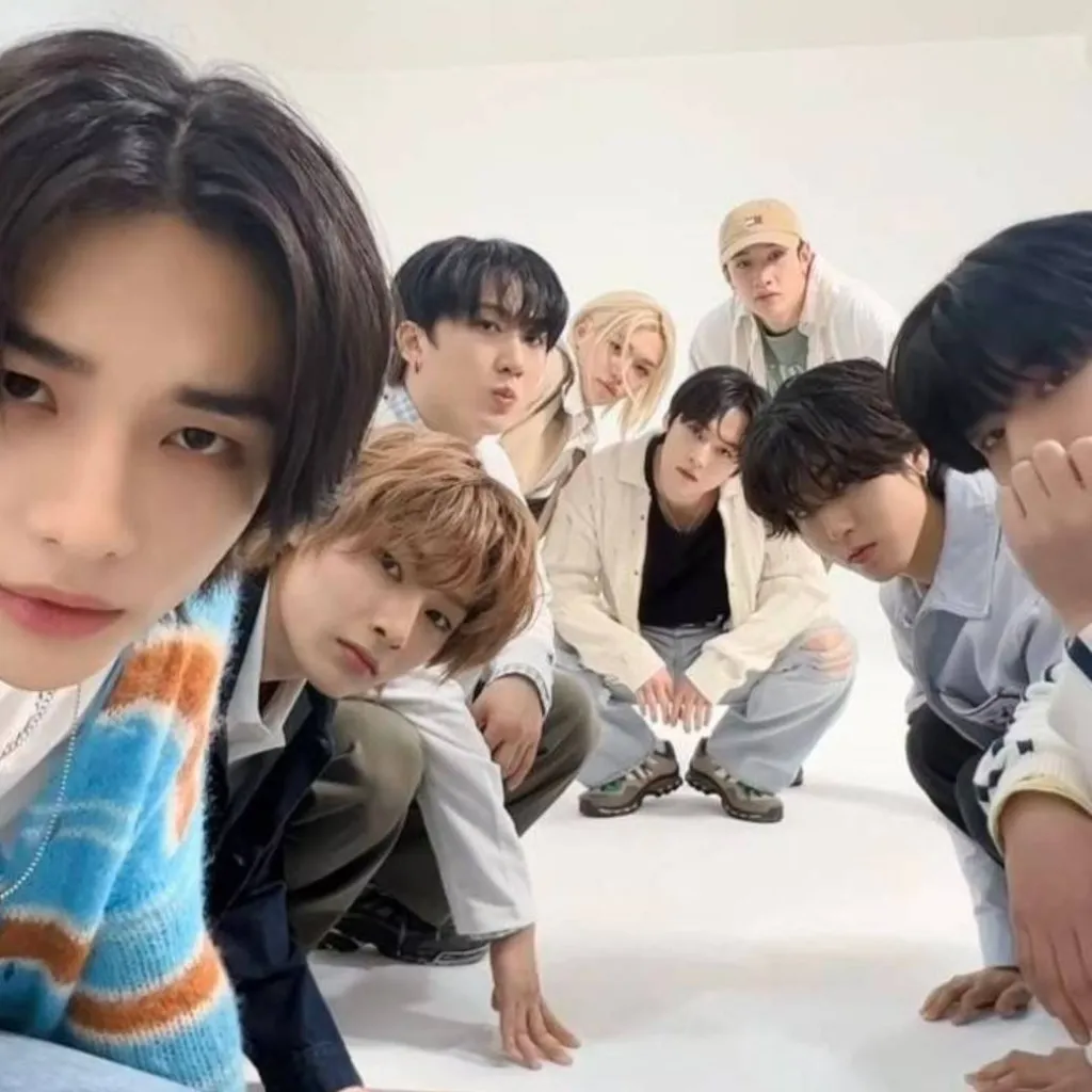 chat with ai character: skz school 