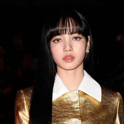 chat with ai character: Kpop girls fashion
