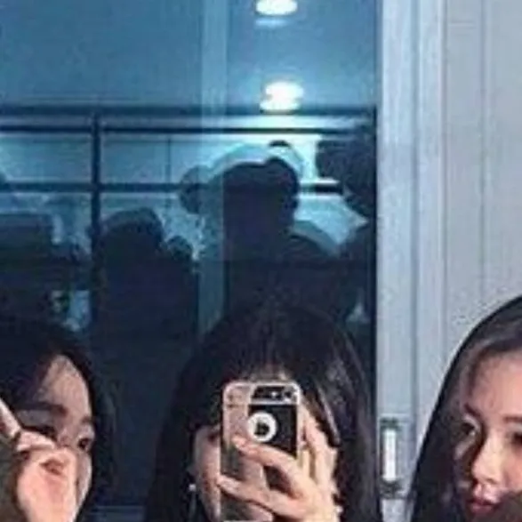 chat with ai character: your girl group😍😌