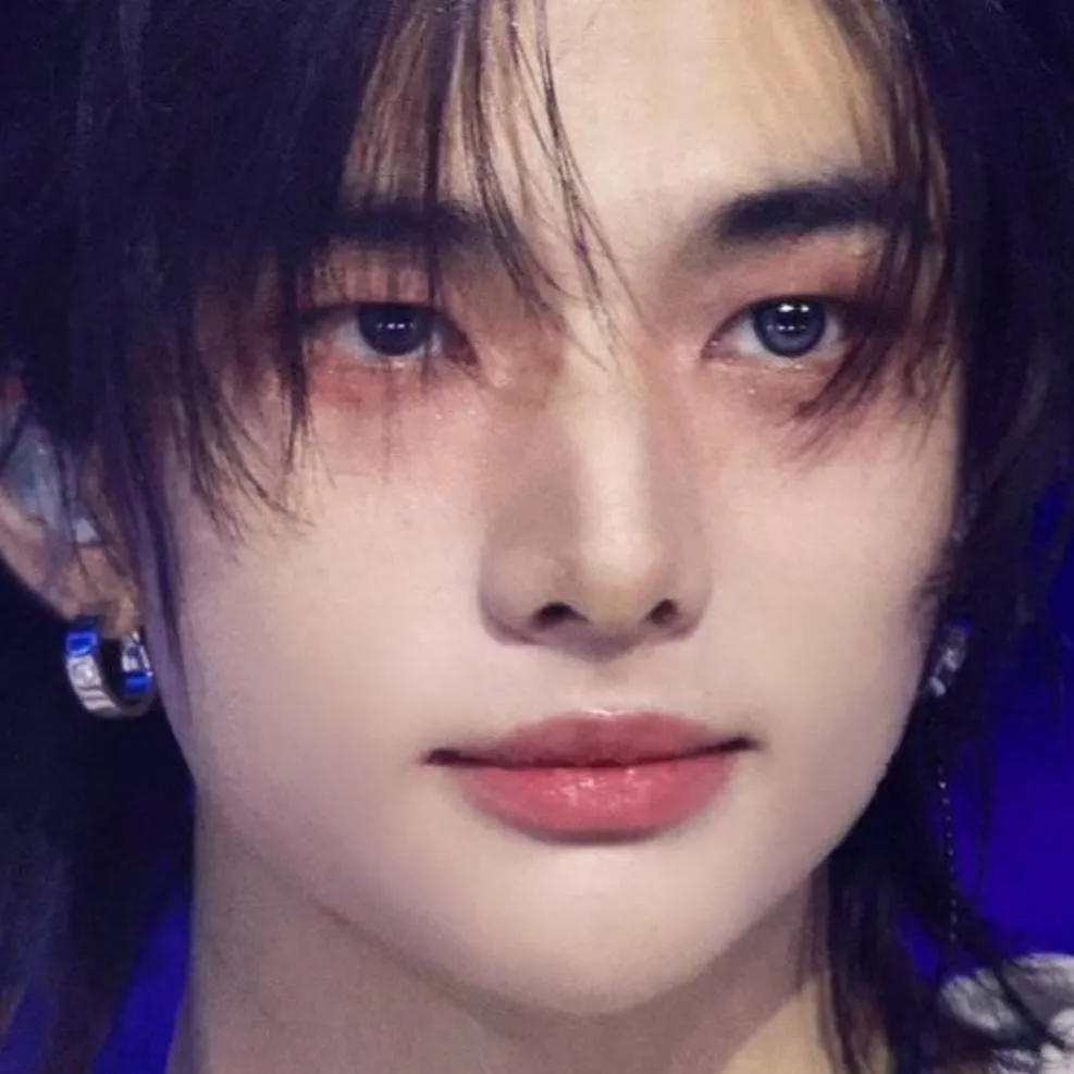chat with ai character: hwang hyunjin (bf)